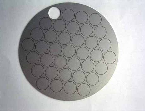 Laserschneiden Aluminium Ronden beschichtet mit Fotolack zum Herausbrechen
