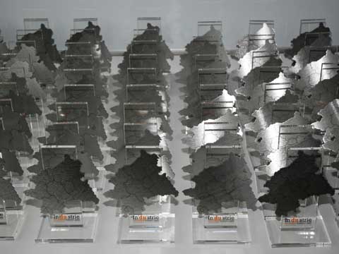 Pokale aus Acrylglas mit Edelstahltafeln lasergraviert